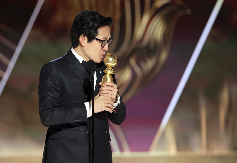 Ke Huy Quan vence na categoria melhor ator coadjuvante em filme — Foto: NBC/via AP