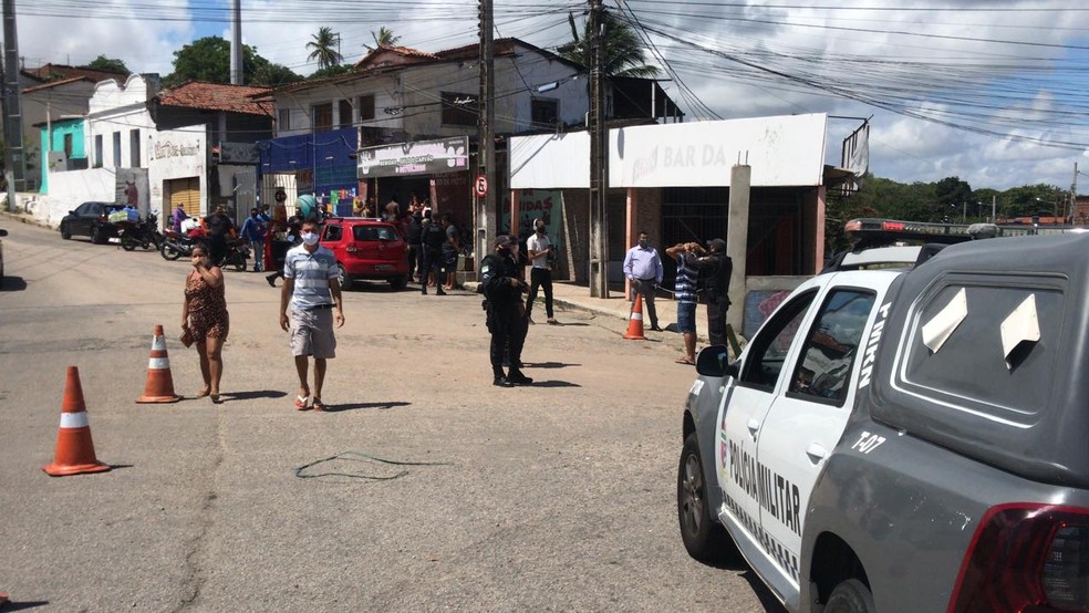 Polícia revista pessoas no bairro Passo da Pátria, em Natal, durante operação com presença do ministro da Justiça e Segurança Pública. — Foto: Geraldo Jerônimo/Inter TV Cabugi