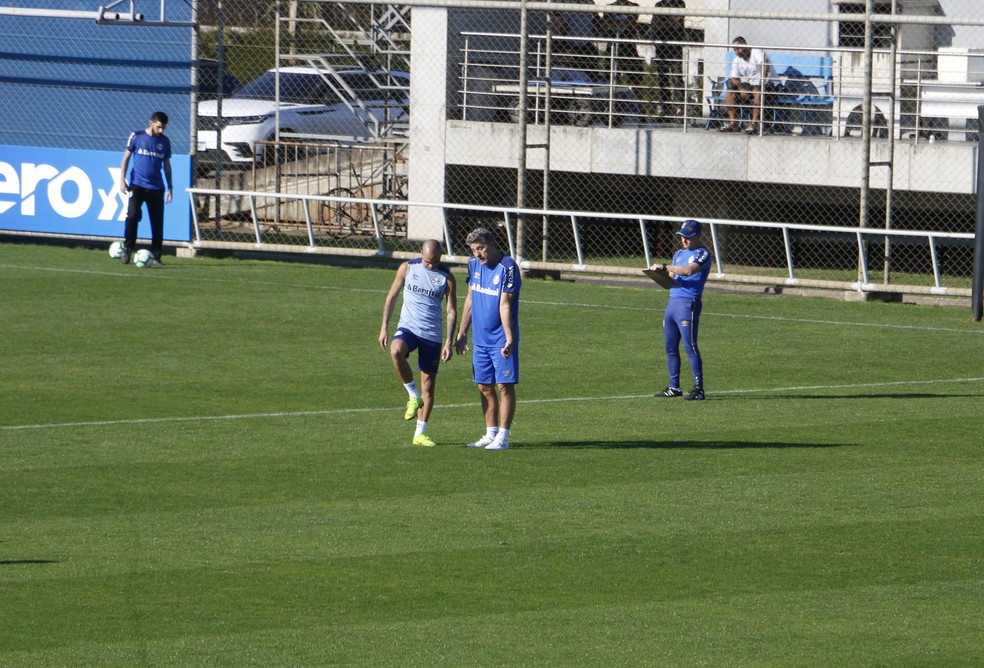 Renato tem conversa com Diego Tardelli antes do treino — Foto: Eduardo Moura