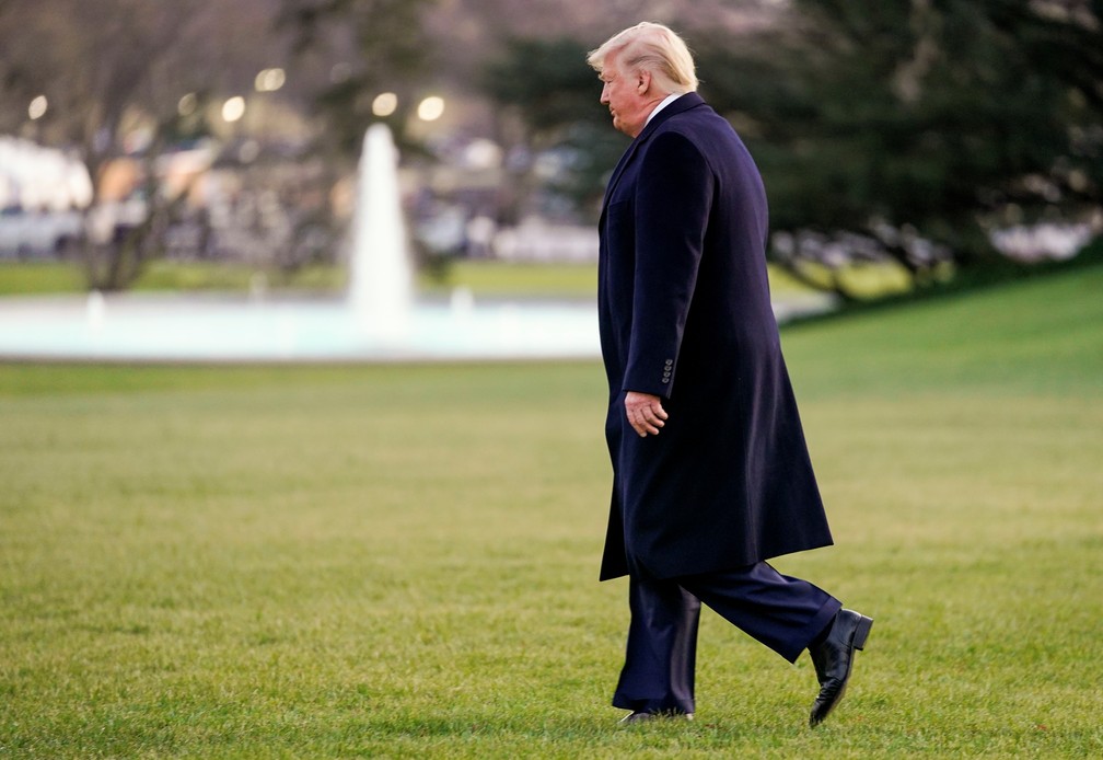 O presidente dos EUA, Donald Trump, no gramado da Casa Branca antes de partir para Michigan, nesta quarta-feira (18) — Foto:  REUTERS/Kevin Lamarque