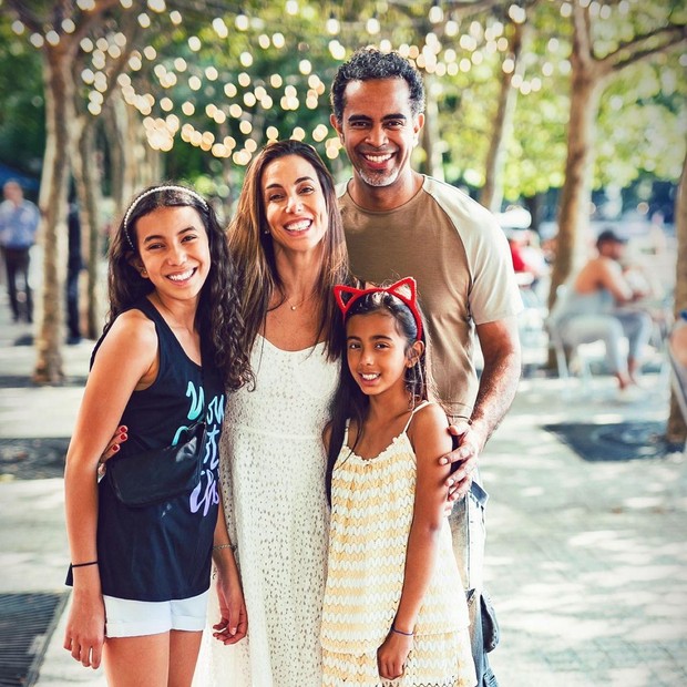 Tania Khalill e Jair Oliveira com as filhas, Isabella e Laura (Foto: Reprodução/Instagram)
