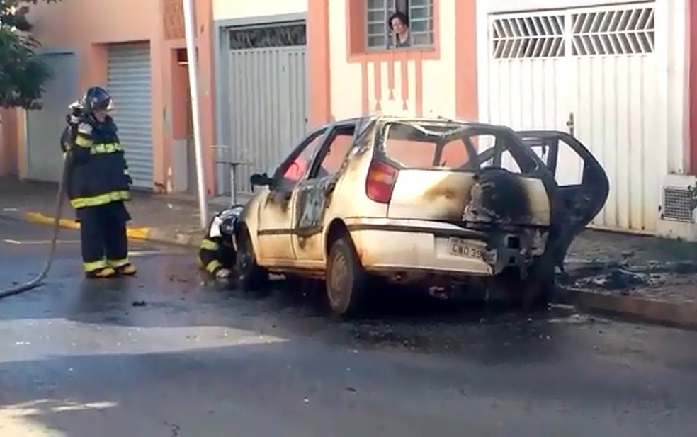 Carro pega fogo no Centro de Piracicaba (Foto: Alexandre Franco do Nascimento/Arquivo Pessoal)
