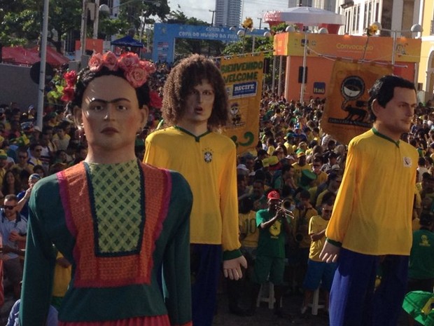 Bonecos gigantes animam torcedores no jogo entre Brasil e Sérvia, no Recife, Pernambuco