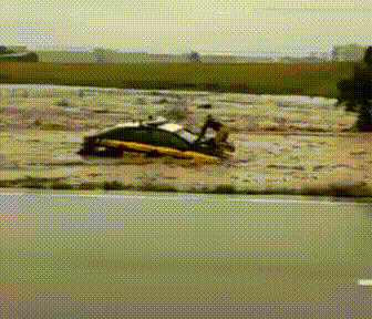VÍDEO: viatura da PRF é arrastada pela água em estrada durante chuva no RS