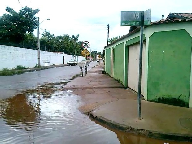 Segundo o internauta, a água que cobre a Alameda 08 leva horas para escoar (Foto: Internauta/VC no G1)