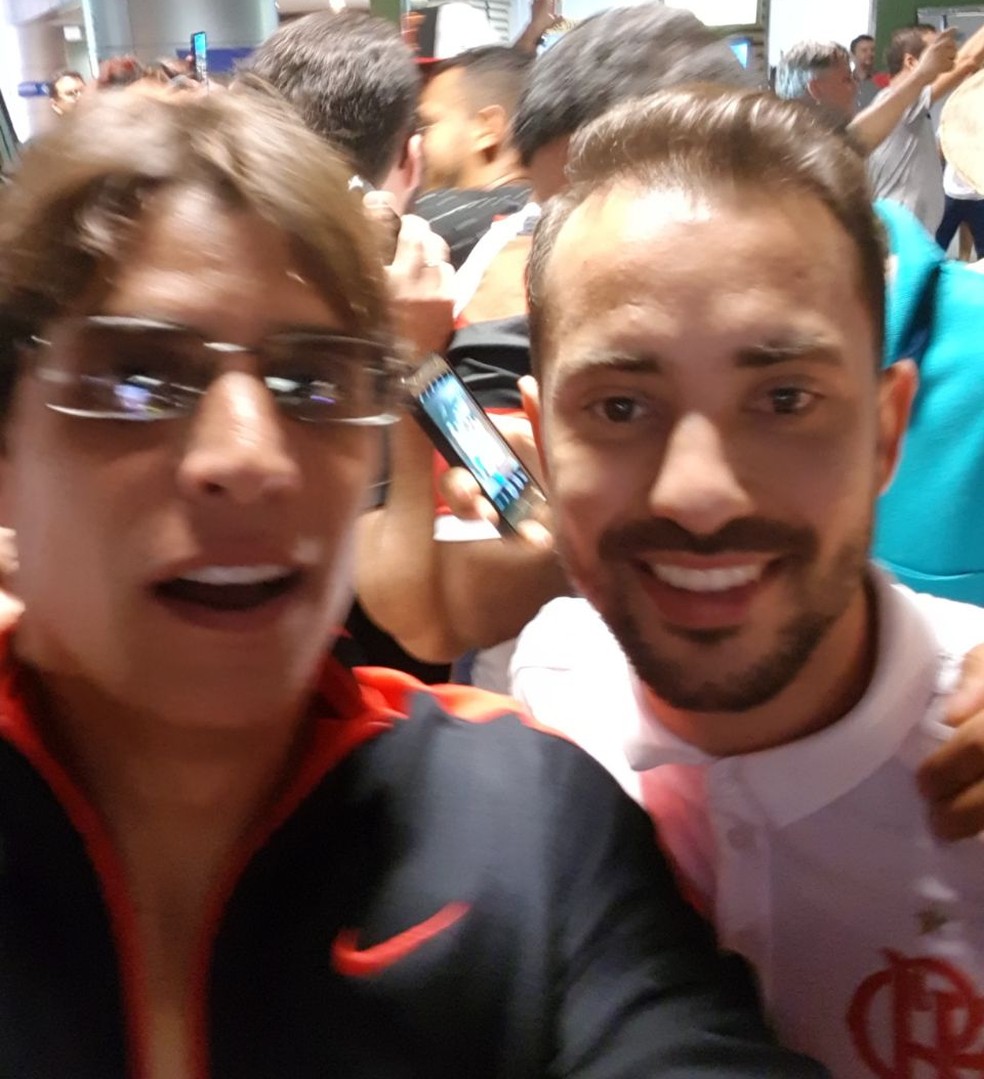 Éverton Ribeiro foi muito assediado na festejada chegada do Flamengo a Salvador (Foto: Arquivo Pessoal)