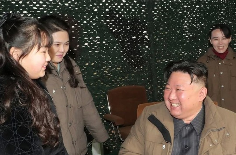 Kim Jong-un acompanha com a família teste com míssil nuclear — Foto: Reprodução