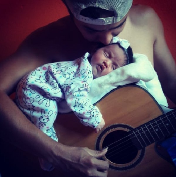 Pai toca com a filha deitada no violão (Foto: Reprodução: Instagram )
