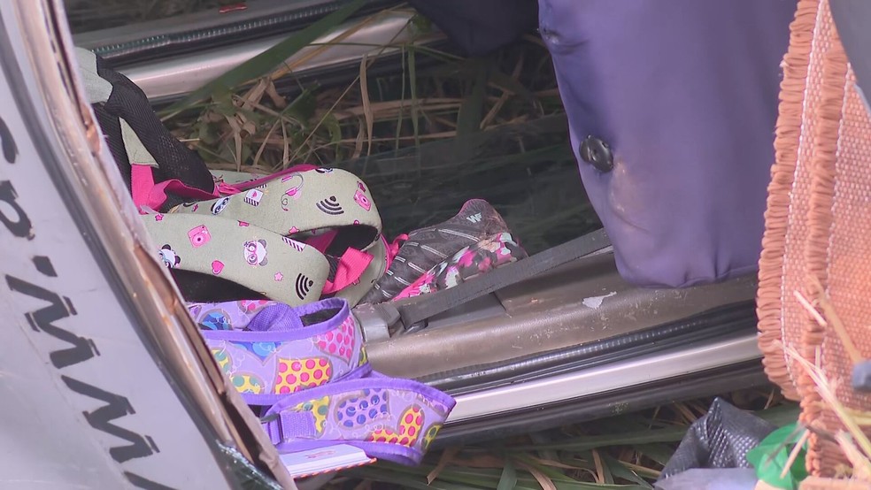 Materiais de estudantes transportados por van escolar envolvida em acidente em Santa Luzia — Foto: TV Globo