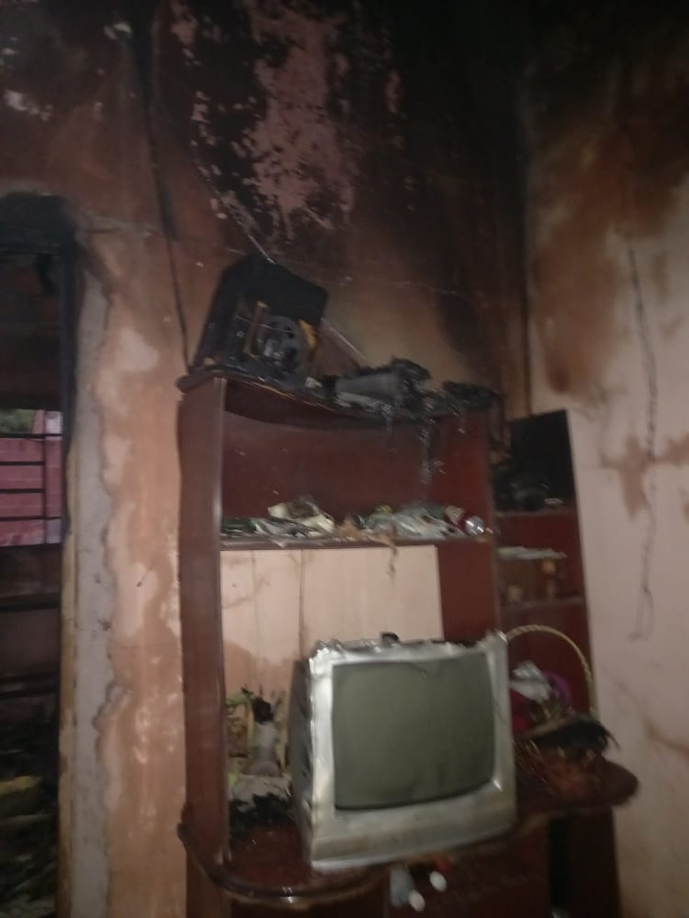 Casa foi completamente destruída pelas chamas — Foto: Reprodução