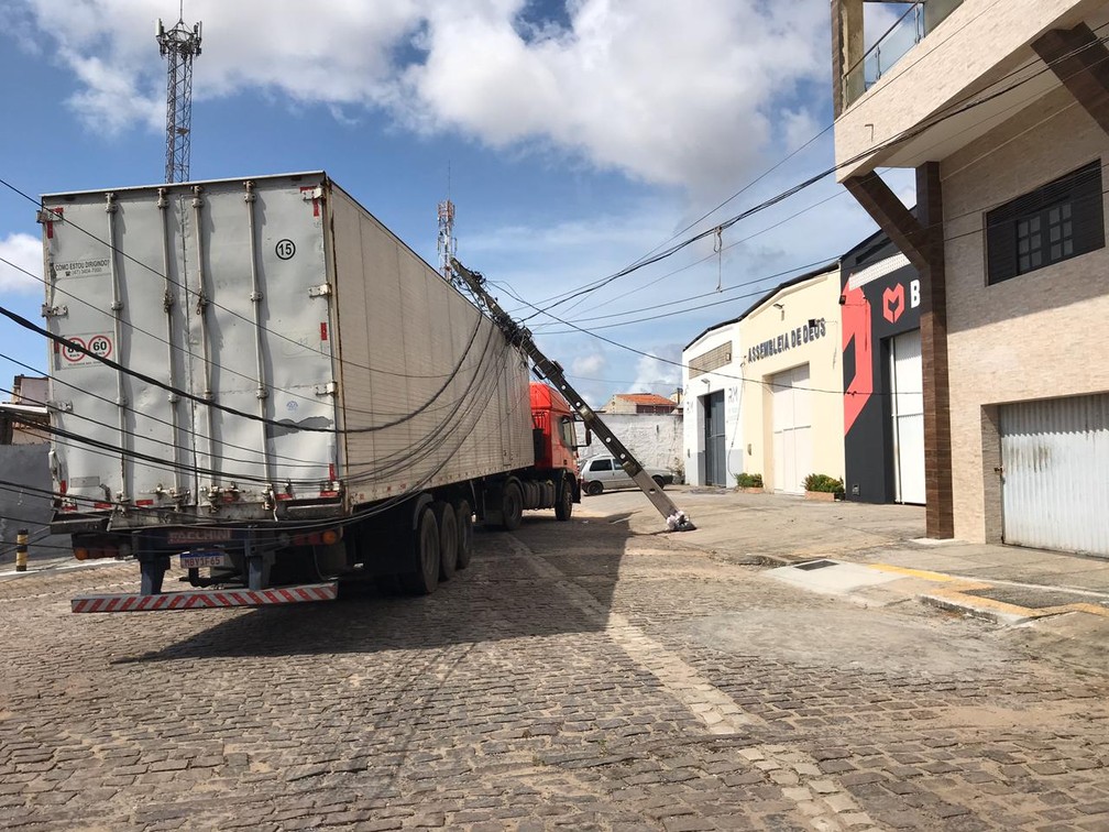 Caminhão derruba poste no bairro Bom Pastor, em Natal — Foto: Lucas Cortez/Inter TV Cabugi