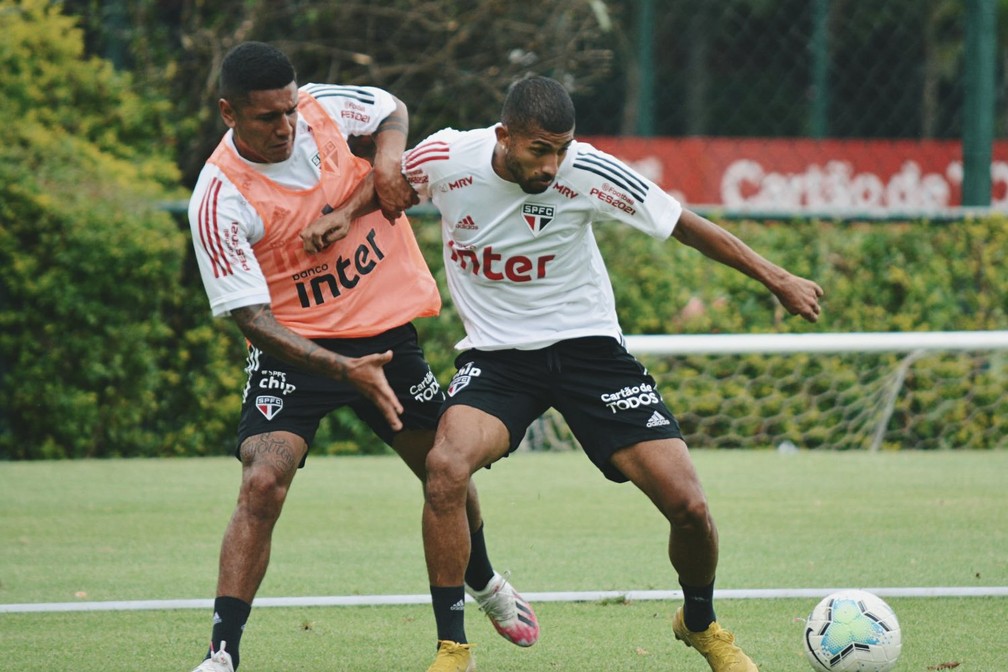 Galeano e Rojas disputam bola em treino do São Paulo — Foto: Erico Leonan / saopaulofc.net