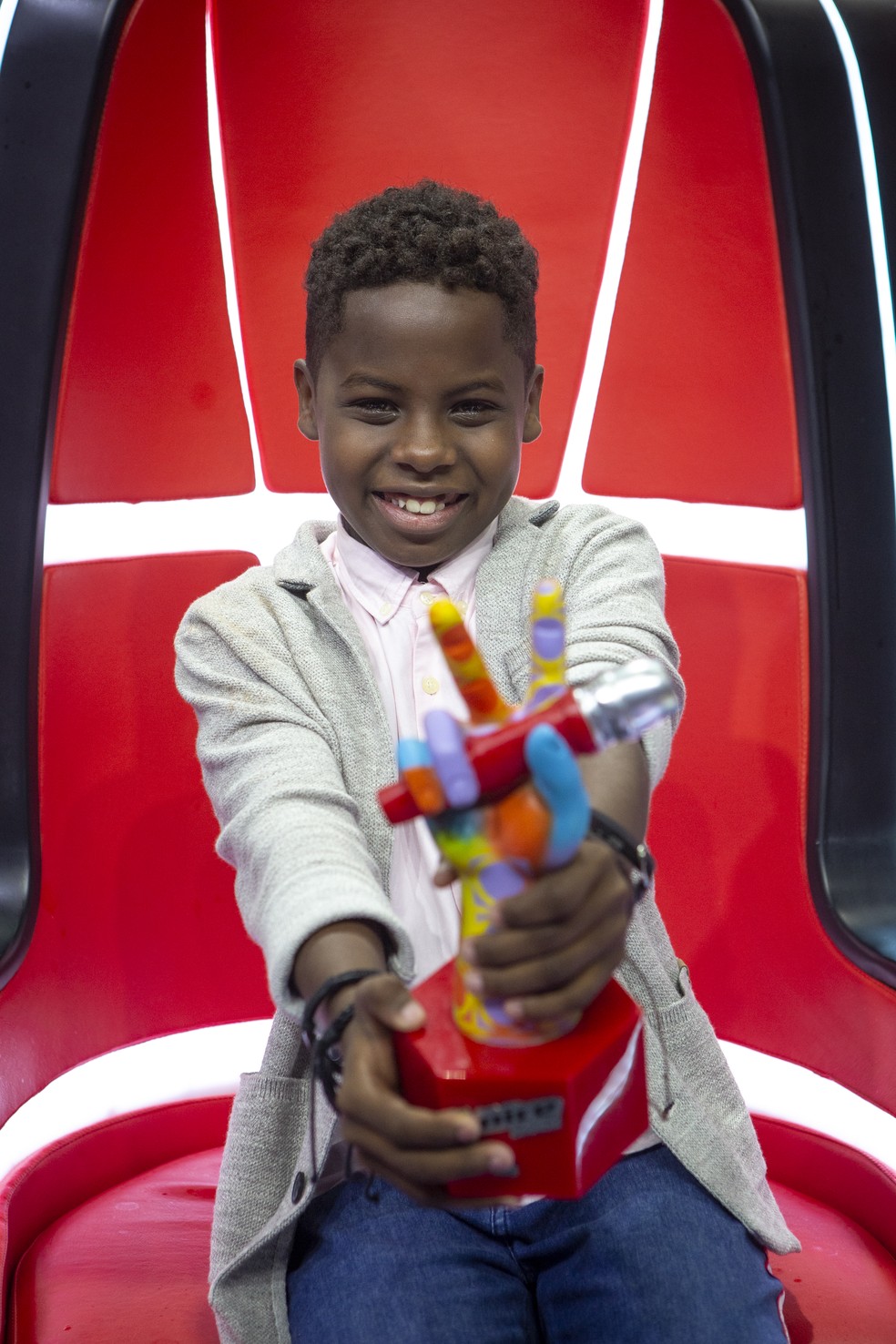 Jeremias Reis com seu prÃªmio do The Voice Kids 2019! â Foto: Isabella Pinheiro/Gshow