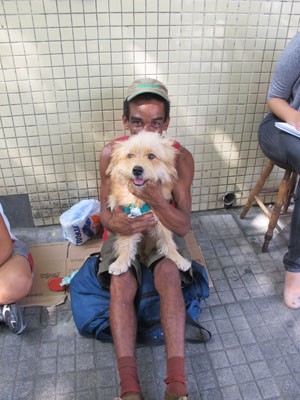 Luiz Fernando cuidou do cão após sua dono não poder ficar mais com ele em Santos, SP (Foto: Andrea Grosso / Arquivo Pessoal)