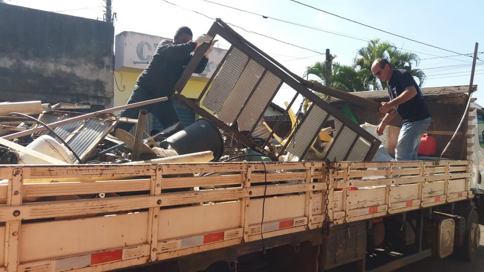 Remoção de entulhos em caminhão da Prefeitura de Piracicaba — Foto: Claudia Assencio/ g1