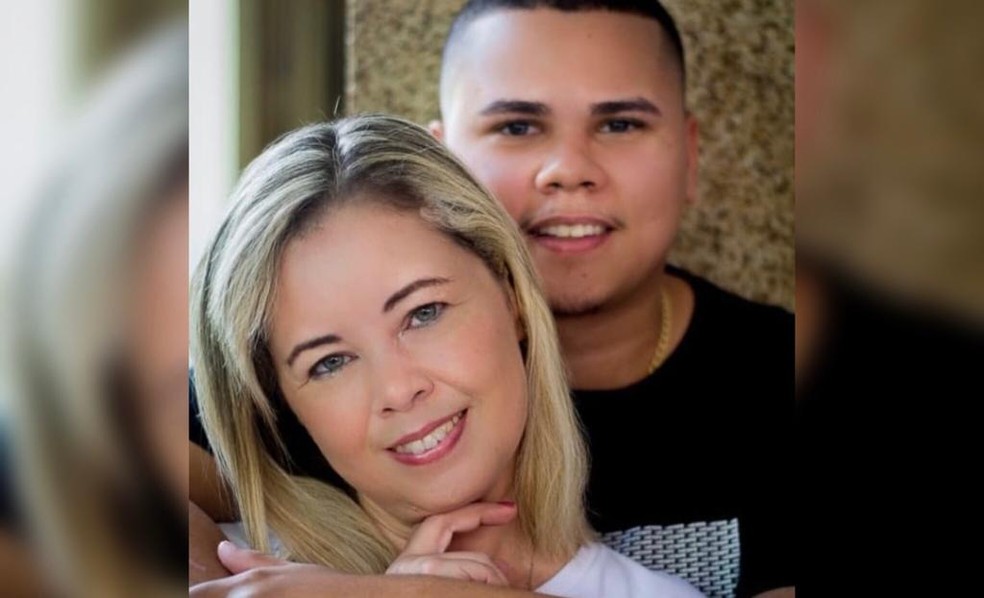 Lucas Saldanha e a mãe, Ana Paula. Jovem foi morto em festa de torcida de time no último sábado (19). — Foto: Arquivo pessoal