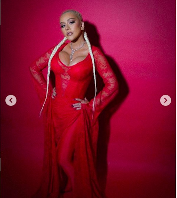 Christina Aguilera capricha em decote com look vermelho e