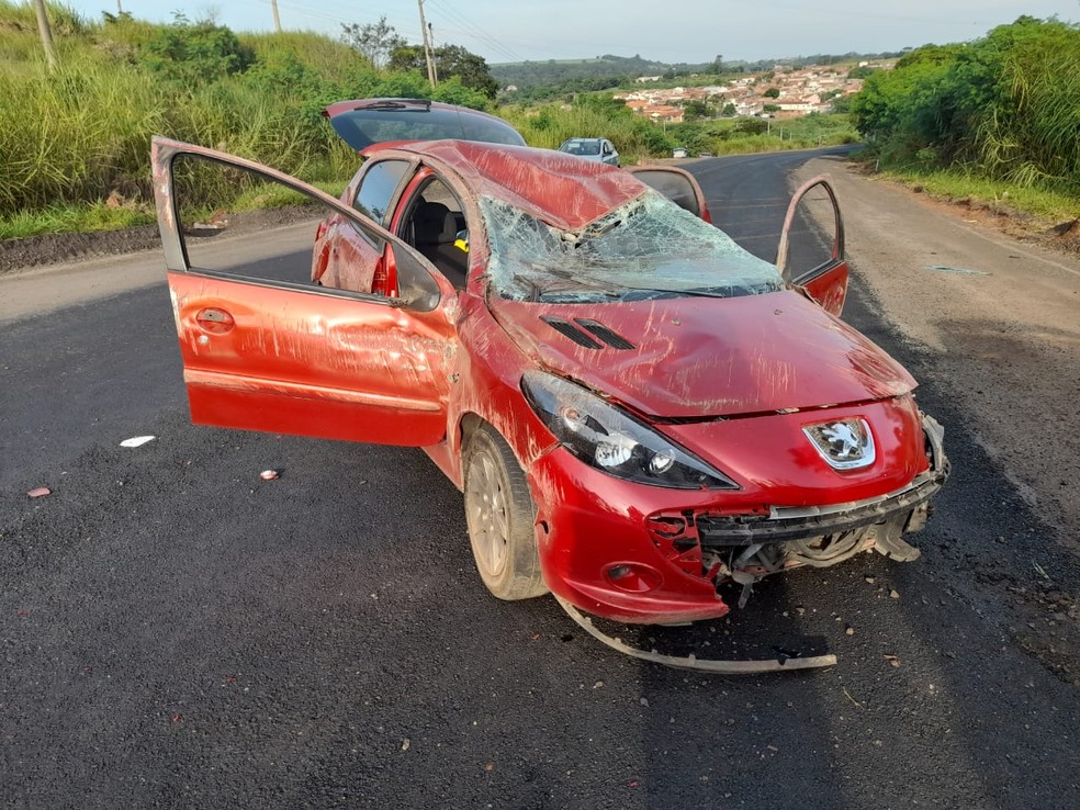 Carro ficou destruído após acidente na estrada velha de Tupi, em Piracicaba — Foto: Edijan Del Santo/ EPTV