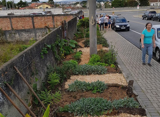 Prefeito Rafael Greca libera cultivo no recuo da calçada e afirma que irá mudar a lei em Curitiba (Foto: Reprodução/Facebook)