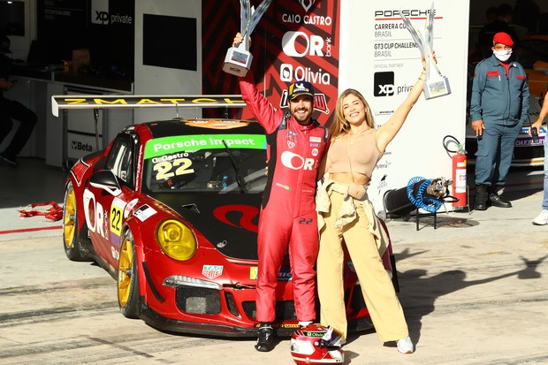 Caio Castro, centésimo vencedor da Porsche Cup Brasil, com a namorada, a atriz Grazi Massafera (Foto: Luca Bassani / Divulgação)