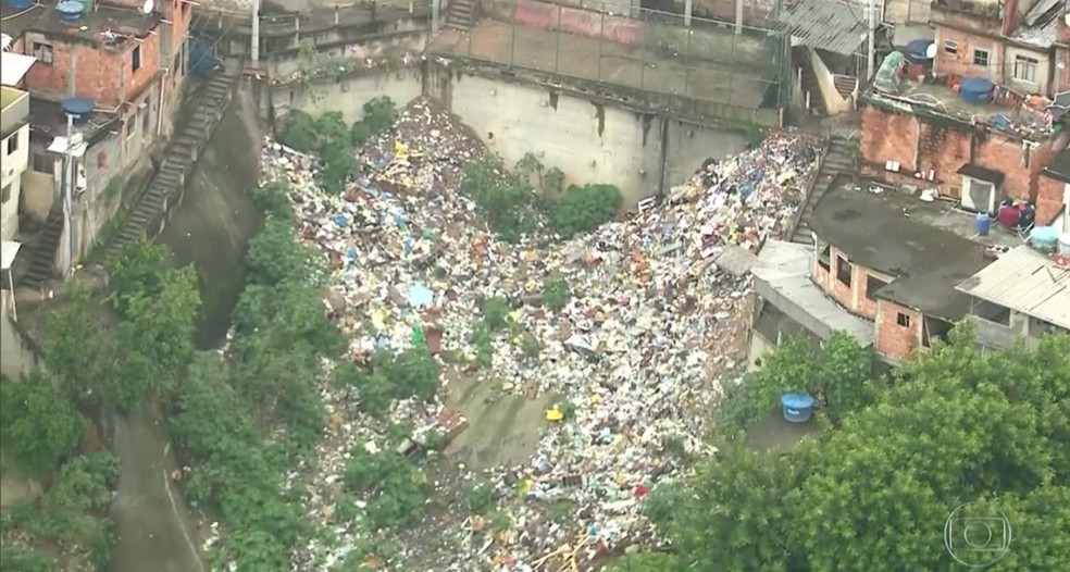 Acúmulo de lixo em encosta da comunidade da Mangueira, na Zona Norte do Rio (Foto: Reprodução/ TV Globo)
