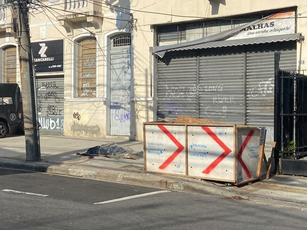 Corpo de suspeito morto após confronto qna Rua Aristides Lobo — Foto: Lívia Torres/TV Globo