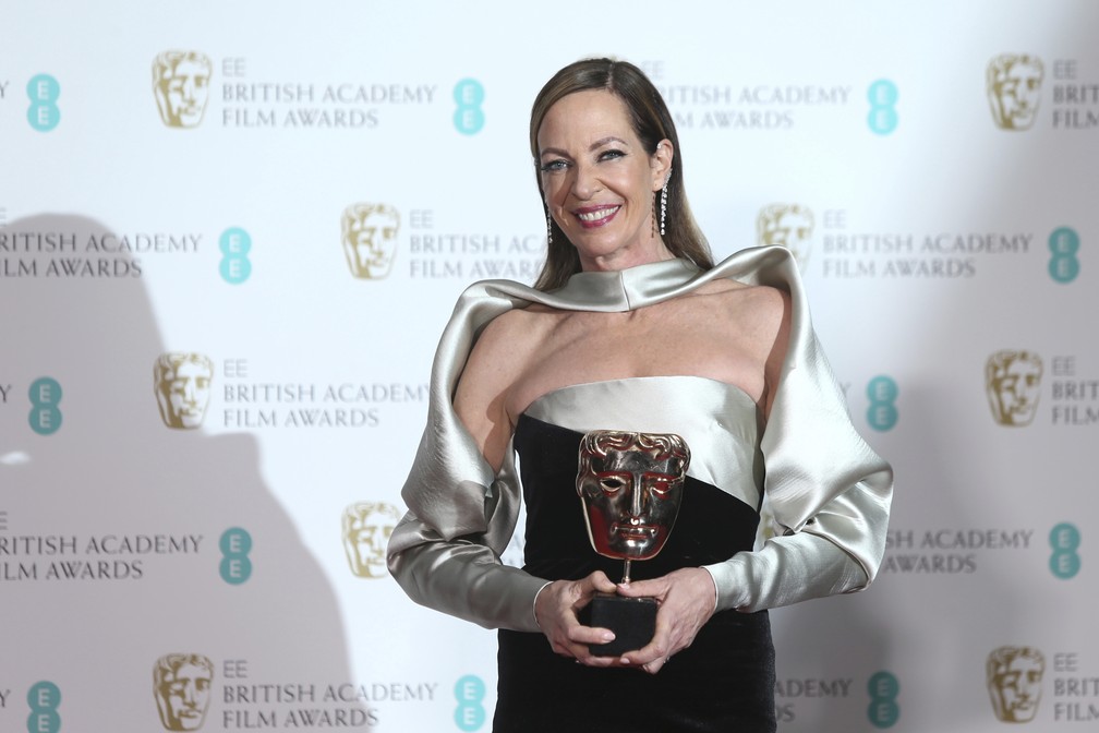 Allison Janney com prêmio de melhor atriz coadjuvante (Foto: Joel C Ryan/Invision/AP)