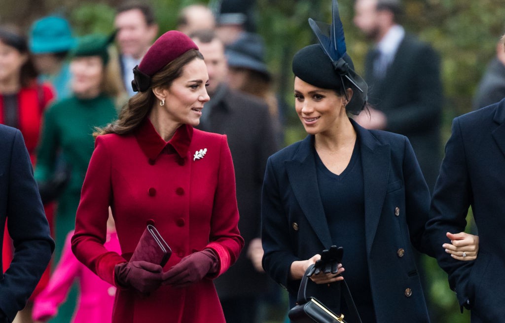 KING'S LYNN, ENGLAND - DECEMBER 25: Catherine, Duchess of Cambridge and Meghan, Duchess of Sussex attend Christmas Day Church service at Church of St Mary Magdalene on the Sandringham estate on December 25, 2018 in King's Lynn, England.  (Foto: Samir Hussein/WireImage)