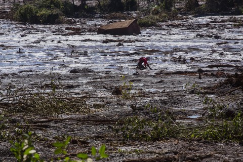 Bombeiro se arrasta solitário no mar de lama em Brumadinho