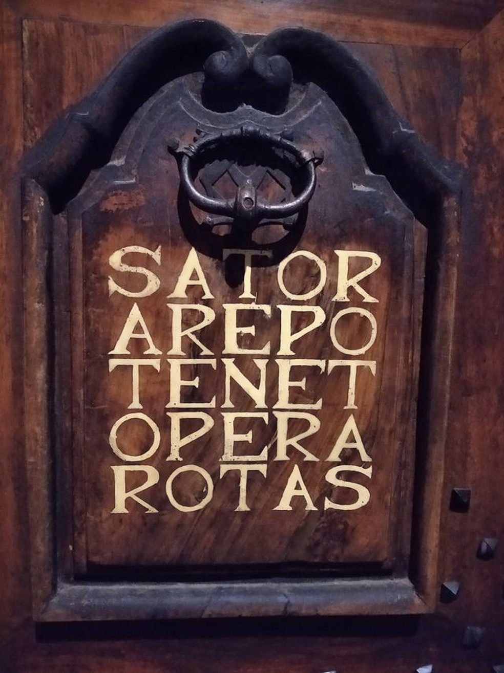O quadrado de Sator, gravado em uma porta de Grenoble, na França. Quem poderá decifrá-lo? Os filólogos, os matemáticos ou os teólogos? — Foto: TUX-MAN