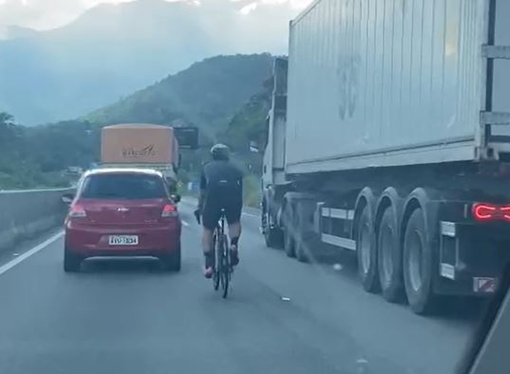 Vídeo mostra ciclistas ultrapassando carros e caminhões na BR-277, no Paraná — Foto: Reprodução