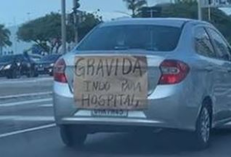 Cartaz foi colado do carro para fazer o percurso entre Palhoça e Florianópolis — Foto:  Diego Andrade/ Arquivo pessoal