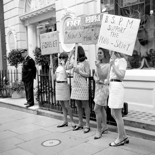 Calling themselves members of "The British Society for the Advancement of the Mini-skirt", these mini-skirt enthusiasts were protesting outside Christian Dior's premises about their below-the-knee creations.   (Photo by PA Images via Getty Images) (Foto: PA Images via Getty Images)