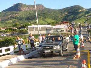 Passagem de carros e de pedestres está bloqueada deste a terça-feira (13). (Foto: Fotos/DER-MG) Passagem de carros e de pedestres está bloqueada deste a terça-feira (13). (Foto: Fotos/DER-MG)