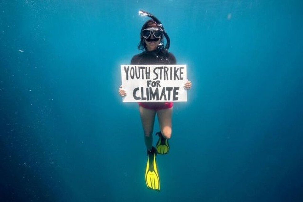 Shaama Sandooyea realizou a primeira 'greve' subaquática do mundo em março — Foto: TOMMY TRENCHARD/ GREENPEACE