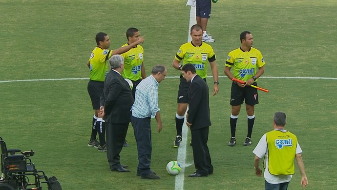 Osmar Santos dá o pontapé inicial no Campeonato Mineiro (Foto: Reprodução\TV Globo Minas)