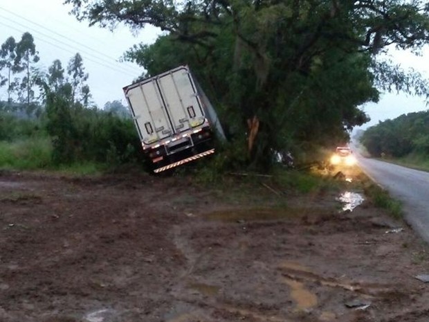 Caminhoneiro sofreu acidente na Raposo Tavares, SP-270 (Foto: Arquivo Pessoal)