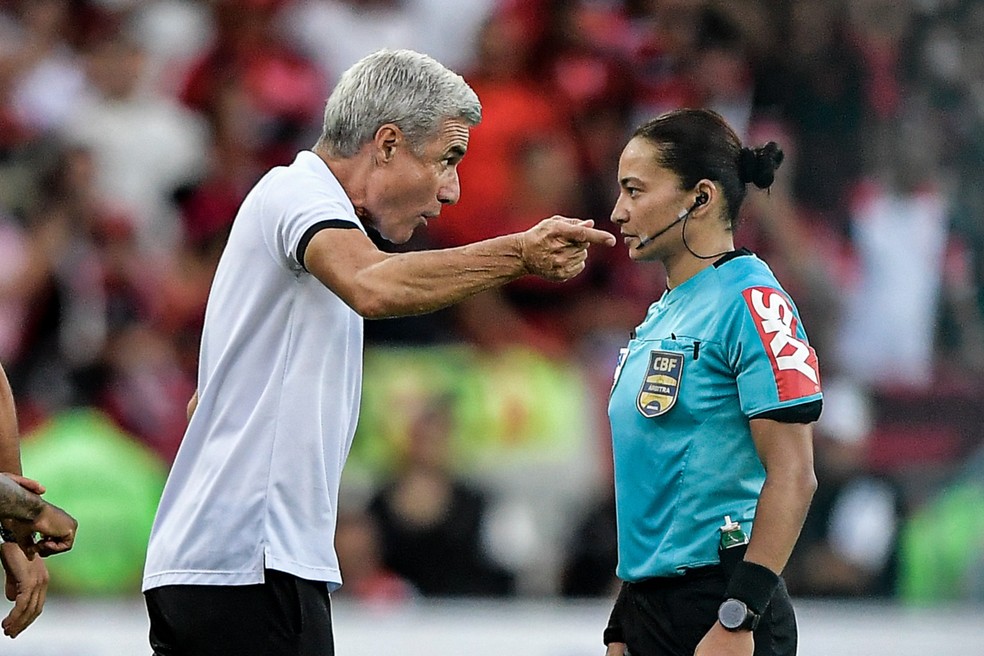 Luís Castro discute cara a cara com Edina Alves antes de ser expulso em Flamengo x Botafogo — Foto: Thiago Ribeiro/AGIF