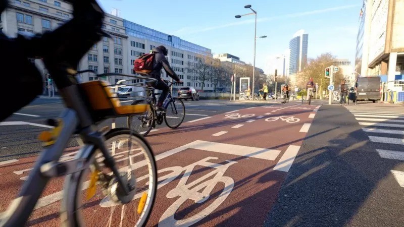 Os governos precisarão implementar um transporte com baixo uso de carbono (Foto: Getty Images via BBC News)