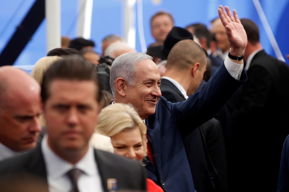 Bejnamin Netanyahu acena ao chegar para a inauguraÃ§Ã£o da Embaixada de Israel nos EUA (Foto: Reuters/Ronen Zvulun)