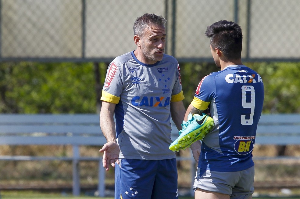 Paulo Bento e Willian tiveram débitos acertados pelo Cruzeiro — Foto: Washington Alves/ Light Press