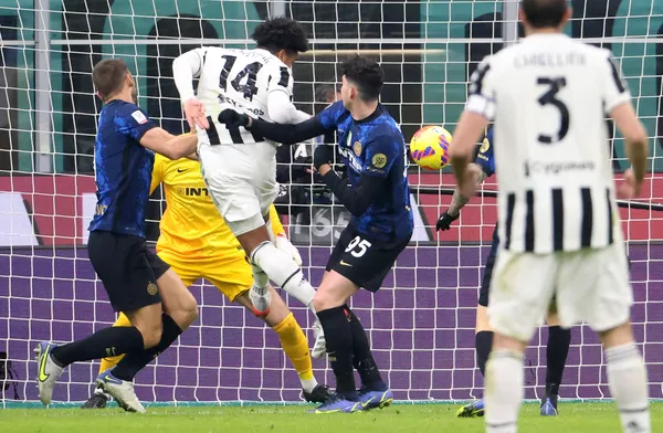 McKennie sobe e cabeceia para abrir o placar para a Juventus contra a Inter de Milão na Supercopa da Itália — Foto: Matteo Bazzi/EFE