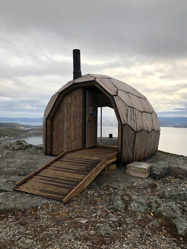 Cabana de madeira em formato curioso se funde à paisagem norueguesa (Foto: Reprodução )