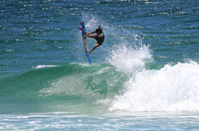 Silvana Lima arrisca aéreo durante Expression Session em Gold Coast Surfe (Foto: Aires Nicolay)
