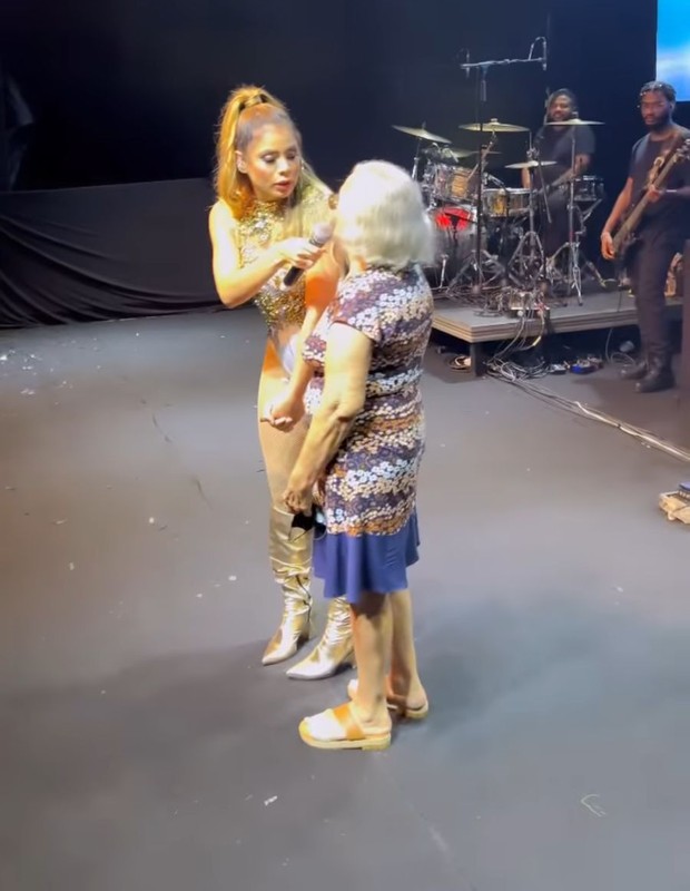 Lexa recebe tia em palco de seu show (Foto: Reprodução/Instagram)