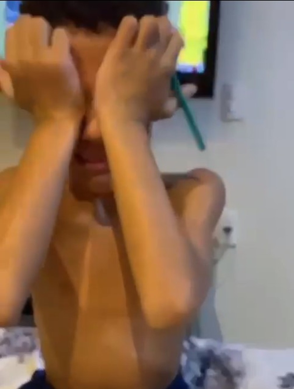 Dieyson posta vídeo do filho se emocionando após ver que o pai conseguiu camisa de Gabigol  — Foto: Reprodução/Instagram 