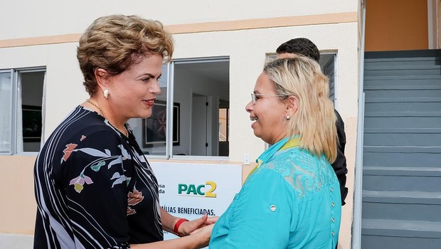 Dilma entrega chaves a beneficiados pelo Minha Casa Minha Vida, em Maricá (RJ) (Foto: Ichiro Guerra/ PR/ Fotos Públicas)