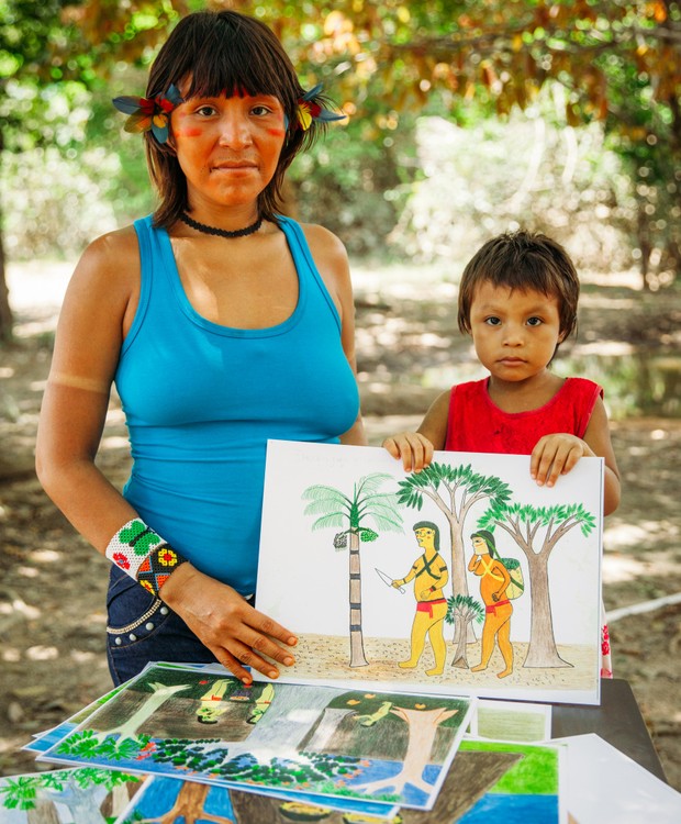 A artista Ehuana Yaira com sua filha e algumas de suas obras (Foto: Daniel Tancredi / Platô Filmes / ISA)