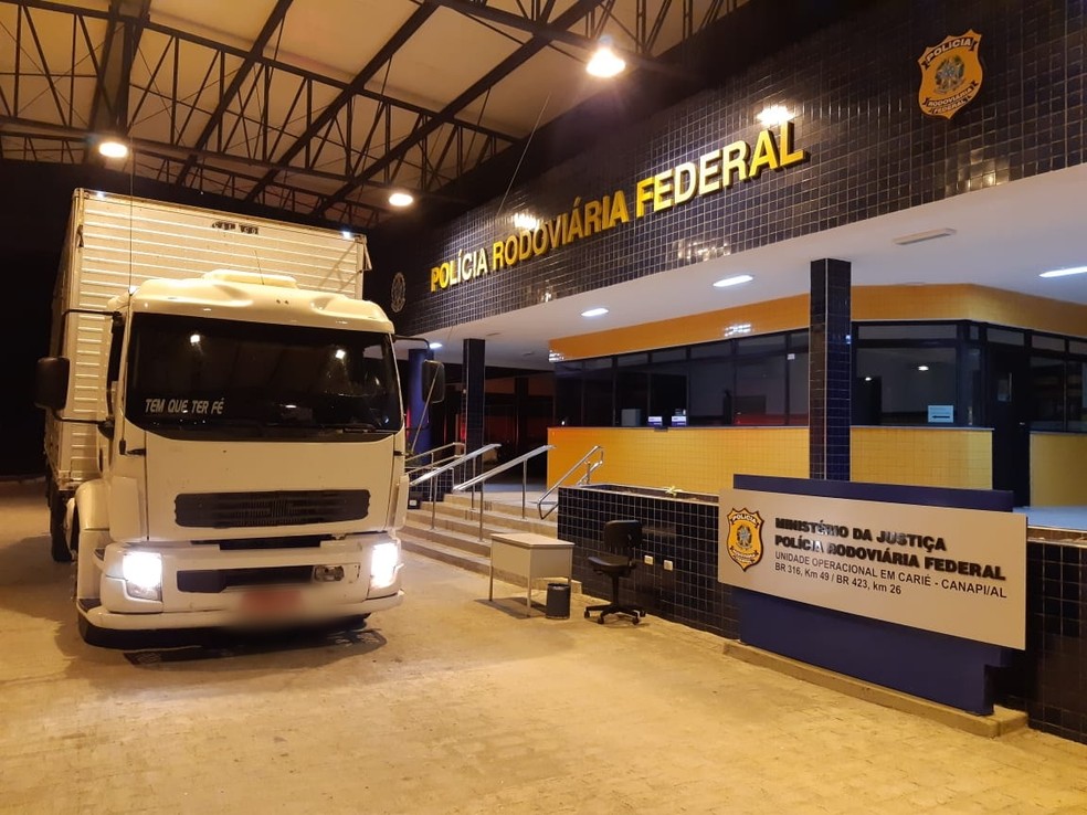 Suspeitos de vários crimes foram abordados em um caminhão com placas de Santo André (SP), que foi apreendido — Foto: Divulgação/PRF