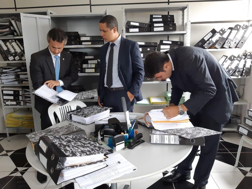 Promotores analisam documentos públicos da prefeitura e de secretarias de Monteirópolis — Foto: Ascom/MP-AL